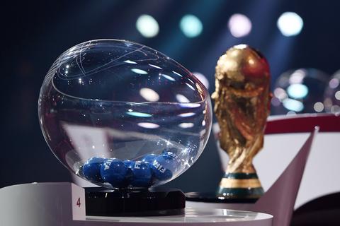 Szene von der Gruppen-Auslosung der WM-Qualifikation. Die kommende Fußball-Weltmeisterschaft findet 2022 in Qatar statt. Foto: dpa