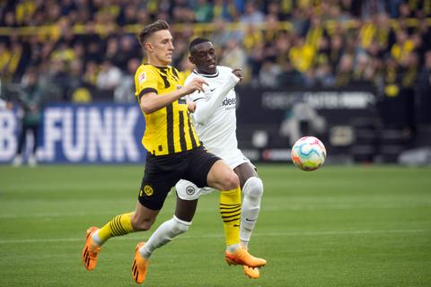 Dortmunds Nico Schlotterbeck (l) und Randal Kolo Muani von Frankfurt in Aktion. 