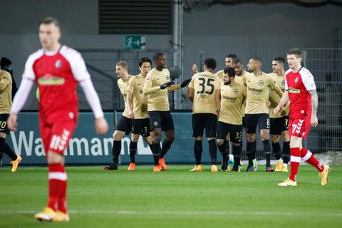 Spieler von Eintracht Frankfurt jubeln nach dem Tor zum 0:1. Foto: dpa