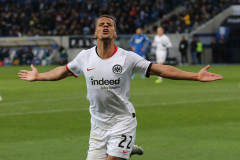 Timothy Chandler von Eintracht Frankfurt beim Torjubel. Foto: Jan Huebner