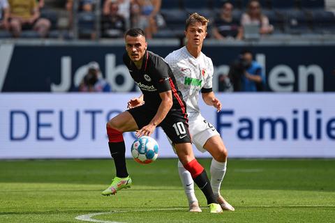 Filip Kostic von Eintracht Frankfurt im Zweikampf mit Augsburgs Robert Gumny. Foto: Jan Huebner