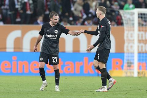 Dürfen sich über den nächsten Eintracht-Sieg in der Bundesliga freuen: Mario Götze und Kristijan Jakic.