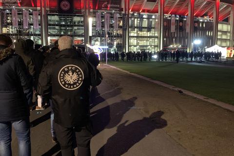 Vor dem Impfzelt am Stadion von Eintracht Frankfurt bildet sich eine meterlange Schlange.  Foto: Eric Hartmann