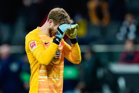 Eintracht Torhüter Felix Wiedwald ärgert sich über seinen Fehler im Spiel gegen Wolfsburg. Foto: dpa