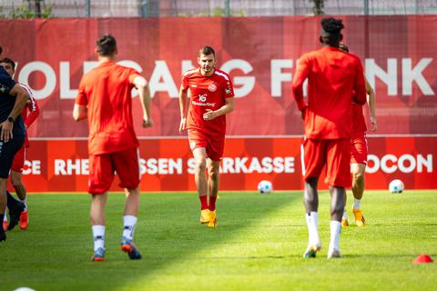 Greift trotz Wechselgerüchten wieder an bei Mainz 05: Verteidiger Maxim Leitsch (Mitte).