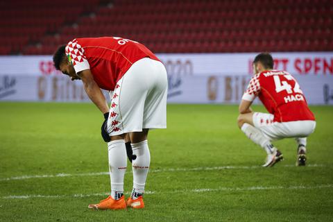 Karim Onisiwo und Alexander Hack nach der Niederlage von Mainz 05 gegen Werder Bremen. Foto: Lukas Görlach 