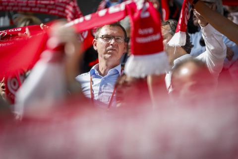 Der Mainz 05-Vereinsboss in der Kurve bei den Fans. Stefan Hofmann während eines 05-Heimspiels. Foto: Sascha Kopp