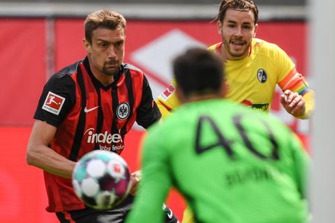 Im letzten Saisonspiel besiegte die Eintracht um Abwehrspieler Stefan Ilsanker (links) den SC Freiburg mit 3:1.  Foto: dpa/ Arne Dedert