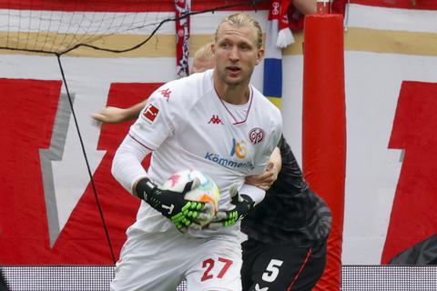 Musste dreimal hinter sich greifen: Mainz-05-Torwart Robin Zentner. Foto: Sascha Kopp