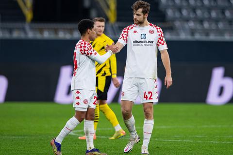Die Mainzer Phillipp Mwene (l) und Alexander Hack (r) klatschen sich nach dem Spiel bei Borussia Dortmund ab. Archivfoto: dpa