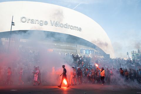 Fans von Marseille vor Spielbeginn gegen Eintracht Frankfurt vor dem Stadion.  Foto: Sebastian Gollnow/dpa