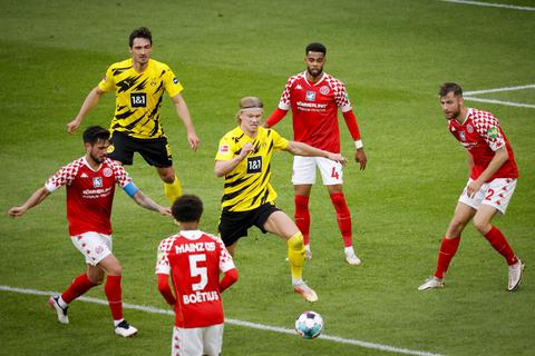 In der ersten Halbzeit lassen die 05er den Dortmunder Stars um Erling Haaland (Mitte) zu viel Platz.Foto Sascha Kopp 