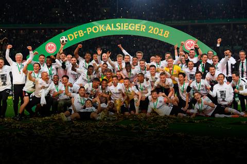 Die Spieler von Eintracht Frankfurt jubeln mit dem Pokal über den Sieg im Finale 2018. Foto: dpa 