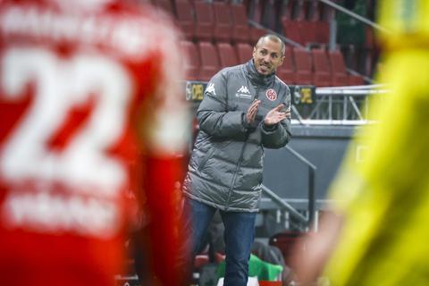 Aufgeben ist keine Option, beschwört 05-Trainer Jan-Moritz Lichte Kampfgeist. Aber dringt er damit zu allen Spielern durch? Foto: Görlach