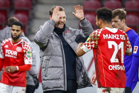 Auf dieses Erfolgserlebnis lässt sich aufbauen: 05-Coach Bo Svensson (links) und Karim Onisiwo freuen sich über eine rundum gelungene Vorstellung gegen Leipzig. Foto: Lukas Görlach