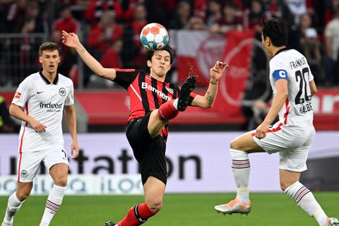 Leverkusens Sardar Azmoun (Mitte) und Frankfurts Makoto Hasebe (re.) kämpfen um den Ball. Der Bayer-Stürmer ist der Star seines Landes.