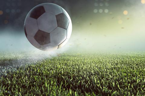Ein Fußball auf dem Spielfeld. Foto: Adobe Stock - lassedesignen 