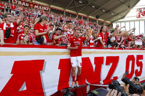 Daniel Brosinski mit den Fans nach dem Spiel der Mainzer gegen Eintracht Frankfurt am letzten Spieltag. Foto: Sascha Kopp