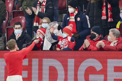 Gelebte Fannähe: Jonathan Burkardt macht mit seinem Trikot einen jungen 05-Anhänger glücklich. Foto: Sascha Kopp