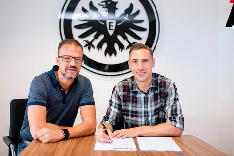 Eintracht-Sportvostand Fredi Bobic und Domink Kohr bei der Vertragsunterzeichnung. Foto: Eintracht Frankfurt