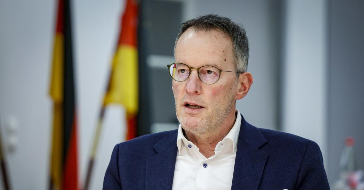 Innenminister-Michael-Ebling-f-r-strengere-Stadionverbote