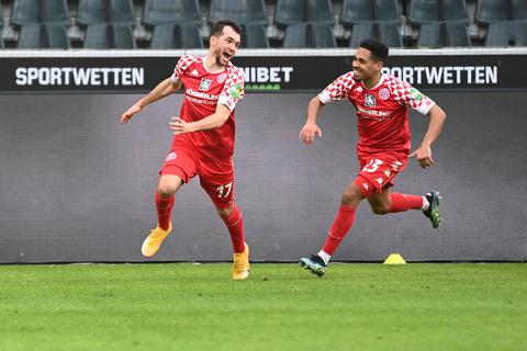 Der Mainzer Philipp Mwene jubelt nach dem Tor zum 2:1 mit dem Torschützen Kevin Stöger. Foto: dpa