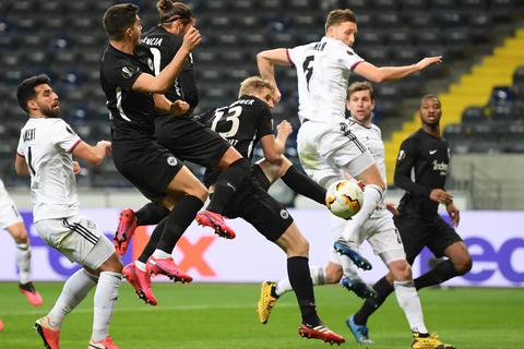 Fußball vogelwild: Das Europa-League-Hinspiel gegen Basel verliert die Eintracht um Martin Hinteregger (Nummer 13) mit 0:3. Foto: dpa