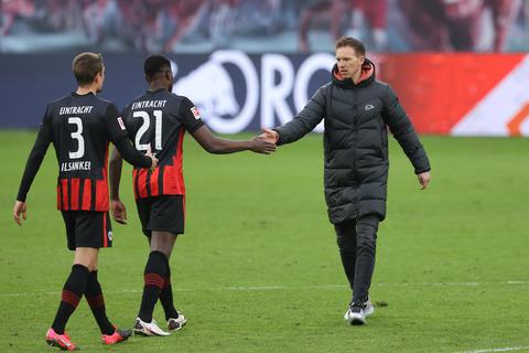 Händeschütteln nach dem Unentschieden: Eintracht-Spieler Ilsanker und Ache (v.l.) klatschen mit Leipzigs Trainer Julian Nagelsmann ab. Foto: dpa