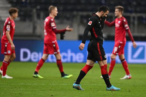 Eintracht-Spieler Filip Kostic geht nach der 0:2-Niederlage gegen Arminia Bielefeld enttäuscht vom Platz. Foto: dpa