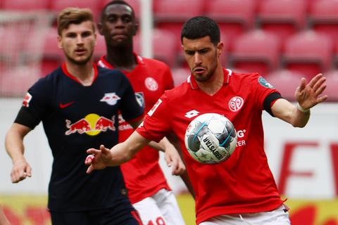 Aaron Martin (r.), hier gegen Leipzigs Timo Werner, steht bei den 05ern vor dem Absprung.  Foto: dpa