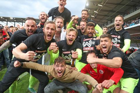 Ein Bild vom letzten Aufstieg nach dem Relegationsrückspiel im Mai 2019 beim FC Ingolstadt. Wird die aktuelle Mannschaft in dieser Saison am Ende auch so feiern können?