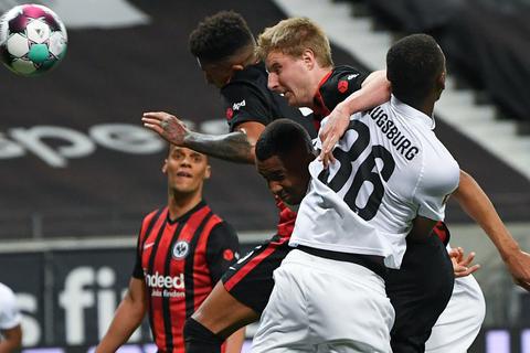 Eintracht Frankfurts Martin Hinteregger (2.v.r.) erzielt das 1:0 gegen Augsburgs Reece Oxford (r).  Foto: dpa