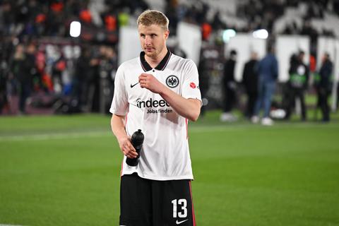Wohin führt der Weg von Martin Hinteregger? Der einstige Publikumsliebling hat sich beim Europa-League-Sieger Eintracht Frankfurt mit seinem Verhalten wohl selbst ins Aus geschossen. Foto: dpa