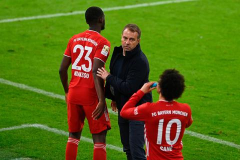FCB-Trainer Hansi Flick (Mitte) setzt auf Einfühlungsvermögen. Hier kümmert er sich um Tanguy Nianzou (links) und Leroy Sané.  Foto: dpa 