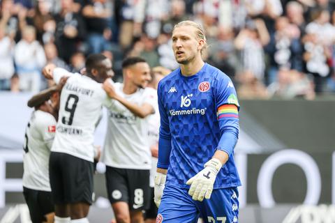 Pure Enttäuschung: 05-Keeper Robin Zentner.