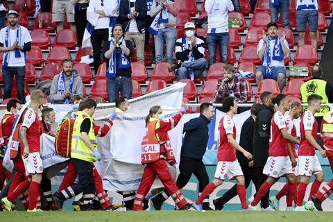 Christian Eriksen von Dänemark wird während des Spiels gegen Finnland auf einer Trage weggetragen.  Foto: dpa