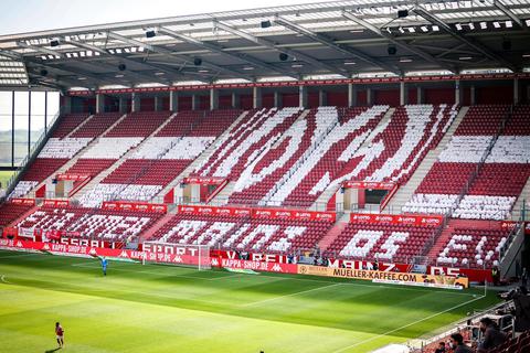 Die 05-Fans haben ihre Fankurve mit weißen T-Shirts auf den Stühlen so präpariert, dass auf den Stühlen das Vereinslogo und der Schriftzug „Für immer Mainz 05 e.V.“ zu sehen war. Foto: Lukas Görlach