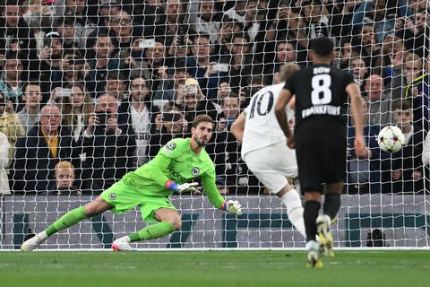Per Foulelfmeter traf Tottenhams Stürmer-Star Harry Kane (2. von rechts) gegen Frankfurts Torwart Kevin Trapp zum zwischenzeitlichen 2:1 für die Engländer. Foto: dpa/Arne Dedert