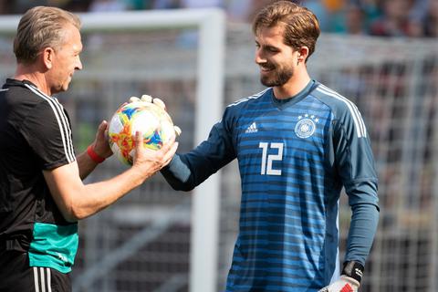 Befristete Abwesenheit? In Frankfurt sehnen alle das Eintreffen von Kevin Trapp herbei (rechts), hier im Austausch mit Bundestorwart-Trainer Andreas Köpke, der seinerseits als Nationalkeeper auf Zeiten bei der Eintracht zurückblickt. Foto: dpa