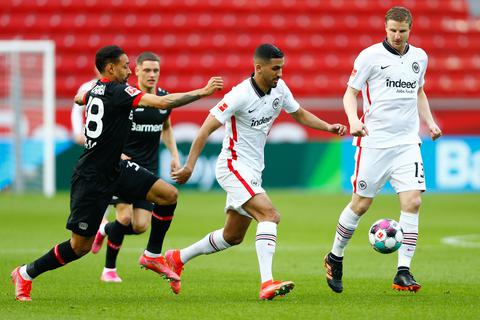 Leverkusens Karim Bellarabi (l.) und Eintracht Frankfurts Aymen Barkok kämpfen um den Ball.  Foto: dpa