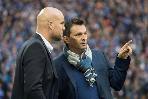 2016 begrüßt Christian Heidel (rechts) als Schalker Sportvorstand seinen Mainzer Kollegen Rouven Schröder. Heidel ist nun wieder in Mainz, Schröder bald auf Schalke.  Archivfoto: imago 