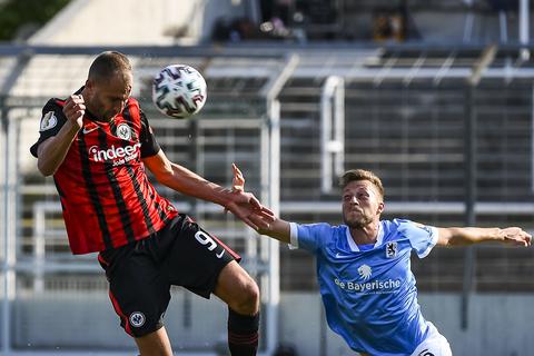 Das Tor zum 0:2 durch Bas Dost (Eintracht Frankfurt). Foto: Jan Hübner