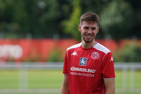 Hat nach dem Aufstieg mit Fürth und dem EM-Titel mit der deutschen U 21 gut lachen: Anton Stach. Seit Mittwoch befindet sich der 22 Jahre alte Neuzugang im Teamtraining der 05er. Foto: Mainz 05