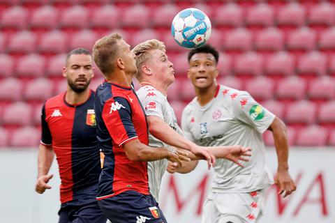 Der Test zwischen Mainz 05 und dem CFC Genau entpuppte sich über weite Strecken als munteres Spielchen. Hier behauptet sich 05-Angreifer Jonathan Burkardt (2. von rechts). Foto: Sascha Kopp