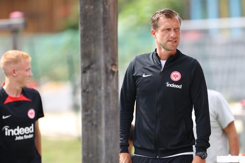 Eintracht-Sportchef Markus Krösche (rechts) ist enttäuscht. Die Frankfurter Mannschaft habe es „nie geschafft, die Partie zu kontrollieren.“ 