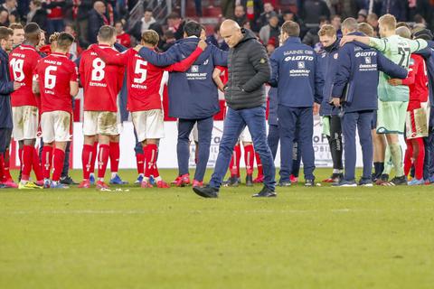 Nachdenklich: Mainz 05 Sportvorstand Rouven Schröder (vorne) nach der Heimniederlage gegen die Bayern. Foto: Sascha Kopp