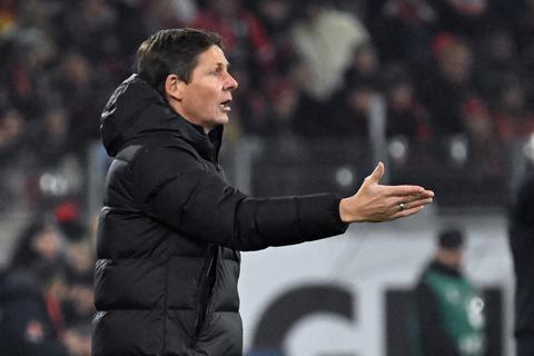 Eintracht-Coach Oliver Glasner an der Seitenlinie.