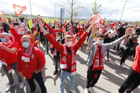 Rund 250 Fans haben die Mannschaft des FSV Mainz 05 am Sonntag vor dem Stadion begrüßt. Dabei trugen fast alle Masken und hielten zunächst auch die nötigen Abstände ein. Foto: Sascha Kopp