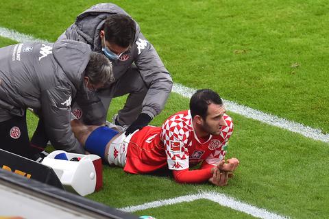 Der Mainzer Levin Öztunali liegt im Spiel gegen Hoffenheim verletzt am Boden und wird behandelt. Foto: dpa/ Torsten Silz