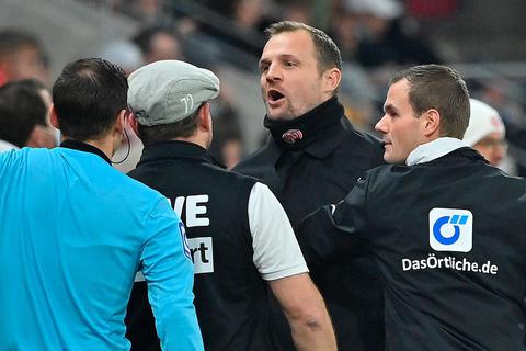 Der Mainzer Trainer Bo Svensson (Zweiter von rechts) will sein Verhalten an der Seitenlinie überdenken. Bei der nächsten Gelben Karte wäre er für ein Spiel gesperrt.  Foto: dpa 